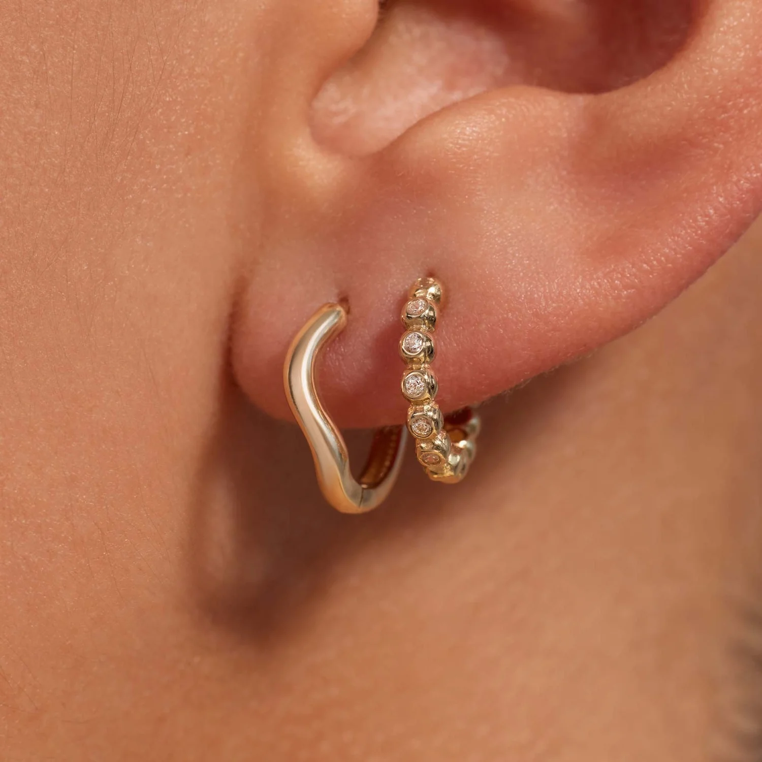 Beloro Jewels Monte Napoleone Elena 9 karat gold hoop earrings with zirconia stones (8,3 mm)  BO360114 - Image 2