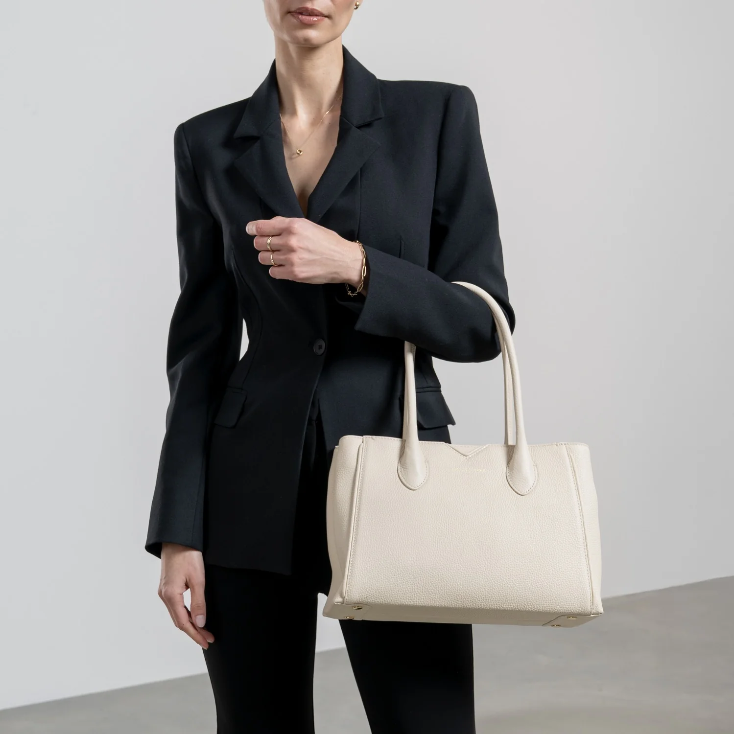 Isabel Bernard Honoré Cloe Midi Crème Kalfsleren Handtas IB25082-070 - Image 2