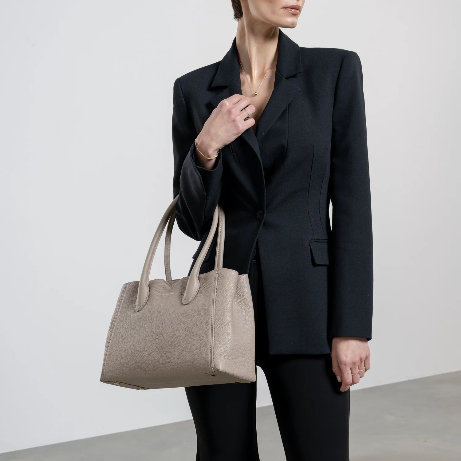 Isabel Bernard Honoré Cloe Midi Taupe Kalfsleren Handtas IB25082-078 - Image 2