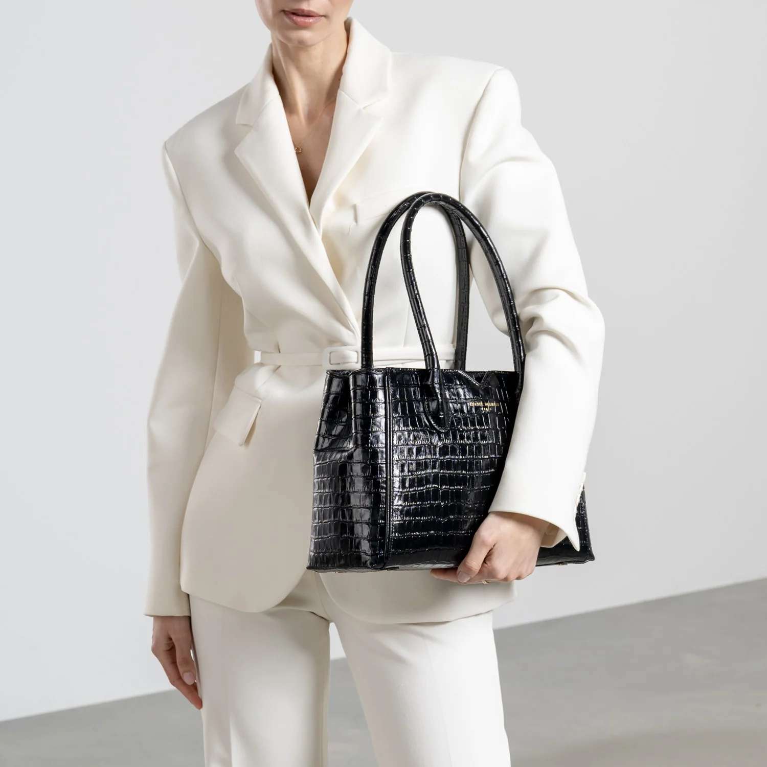 Isabel Bernard Honoré Cloe Midi Croco Zwarte Kalfsleren Handtas IB25082-201 - Image 2