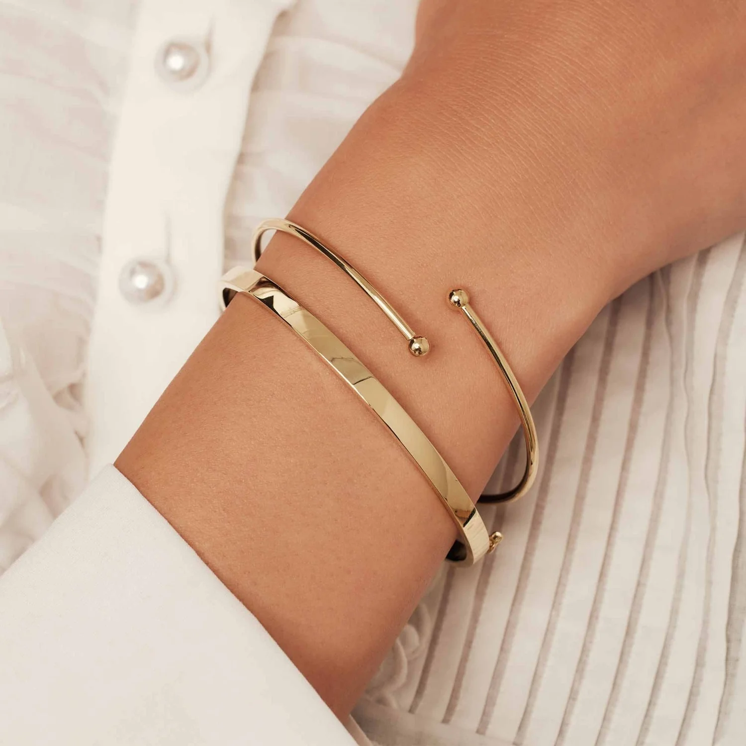 Isabel Bernard Cadeau d'Isabel 14 karat gold bracelet bangle and hoop earrings gift set IB90179 - Image 2