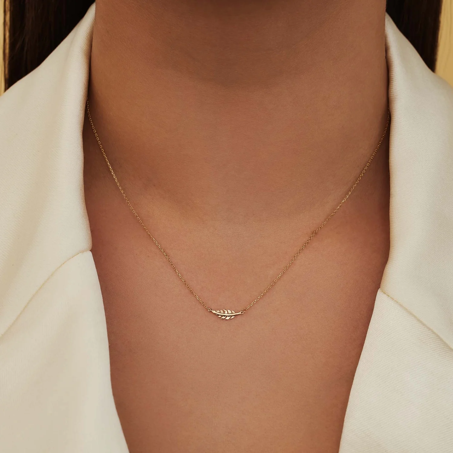 Isabel Bernard Cadeau d'Isabel 14 karat gold necklace and ear studs gift set with feather IB90186 - Image 2