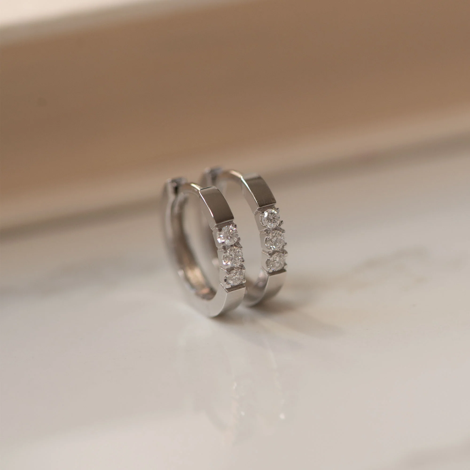 Isabel Bernard De la Paix Madeline 14 Carat Whitegold Hoop Earrings | diamond 0.15 ct | IBD360017 - Image 7