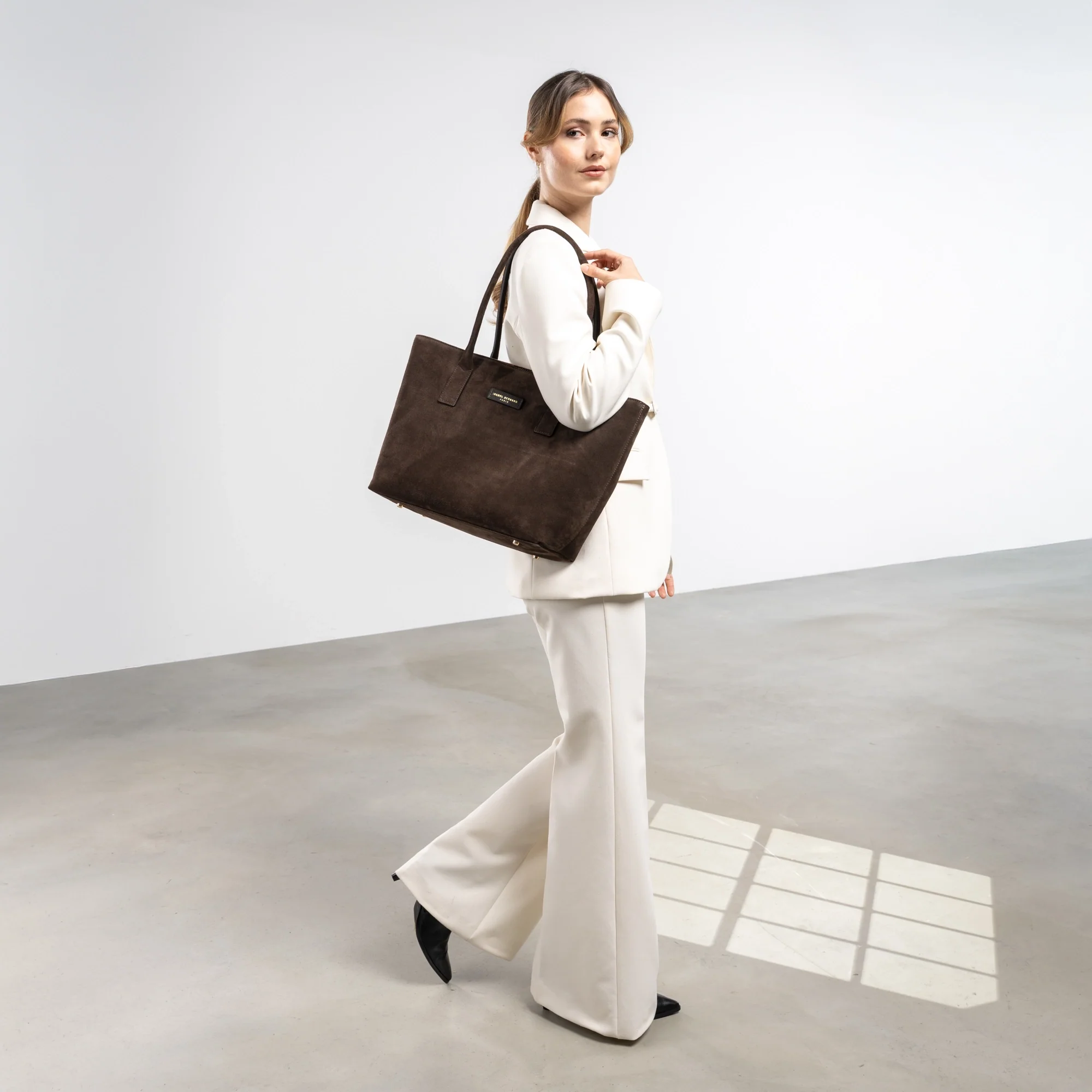 Isabel Bernard Honoré Elin Dark Brown Suede shoulder bag IB25111-131 - Image 2