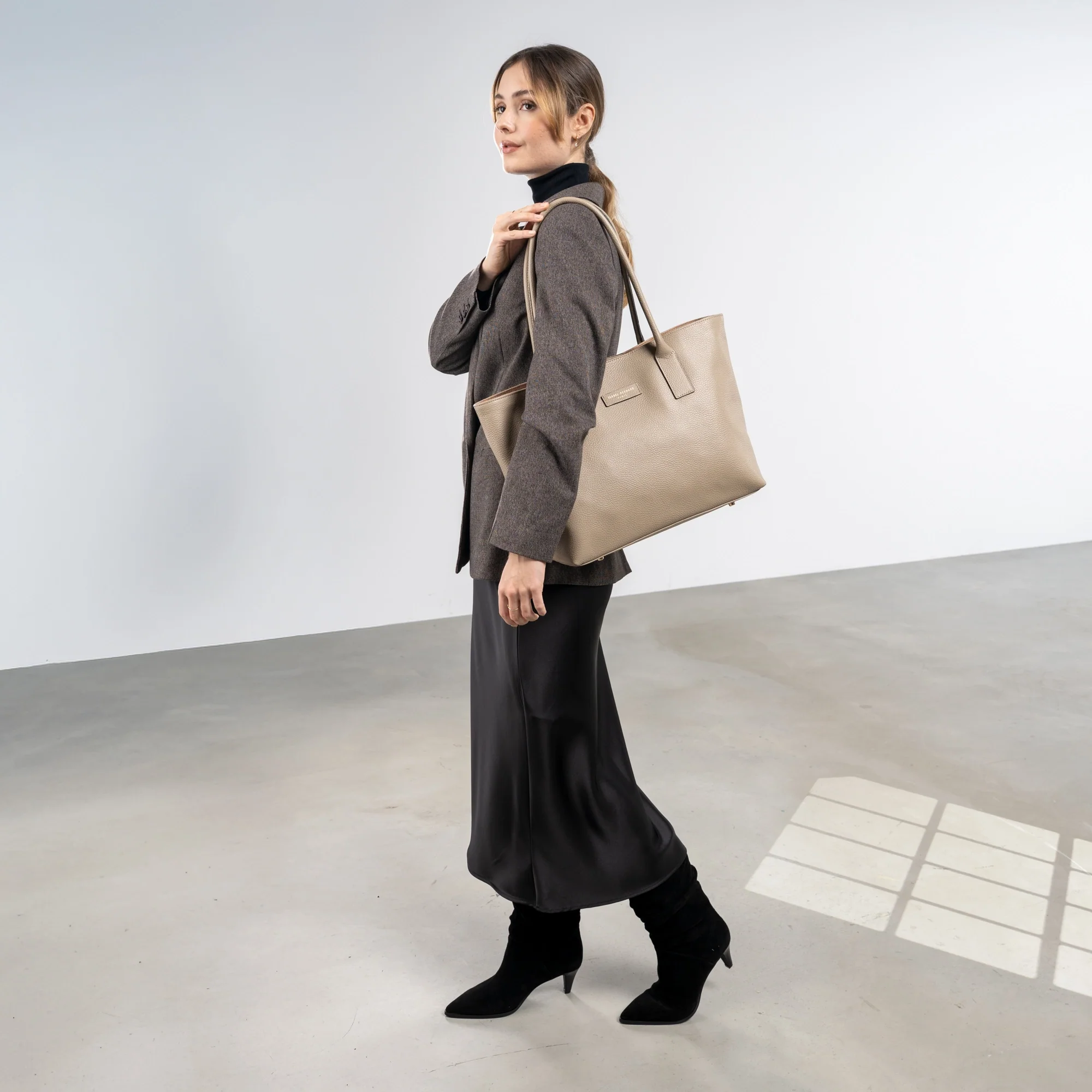 Isabel Bernard Honoré Elin Taupe calfskin leather shoulder bag IB25111-078 - Image 2