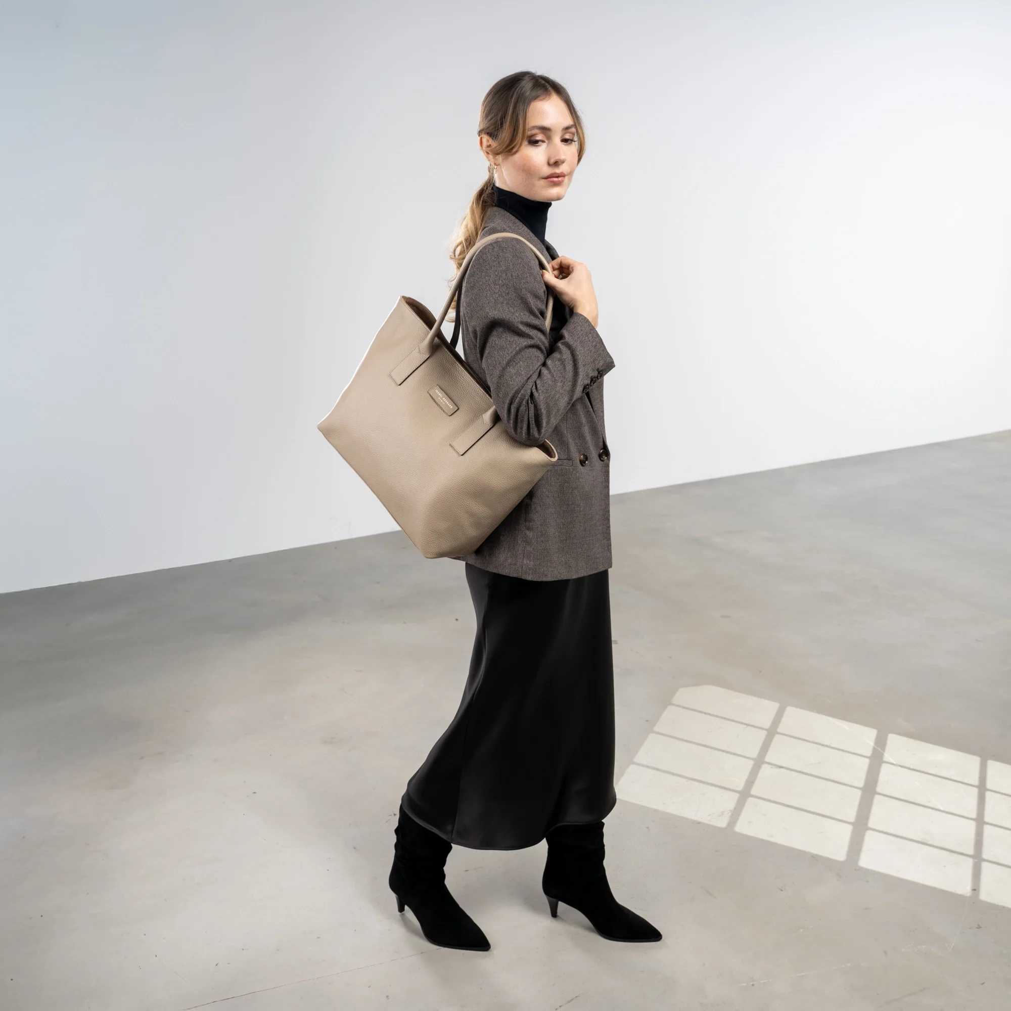 Isabel Bernard Honoré Elin Taupe calfskin leather shoulder bag IB25111-078 - Image 3