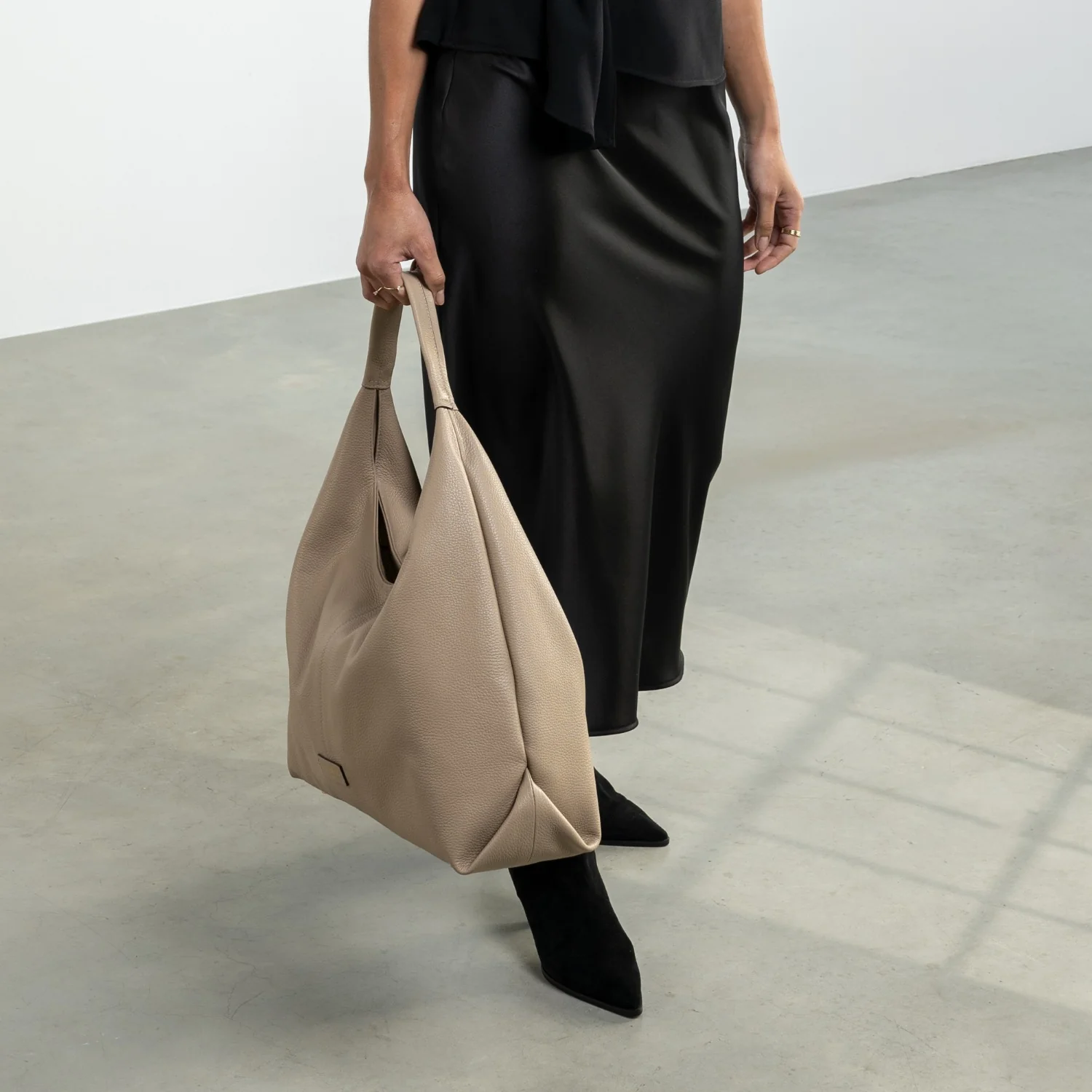 Isabel Bernard Honoré Grace taupe calfskin leather shoulder bag IB25093-078 - Image 2