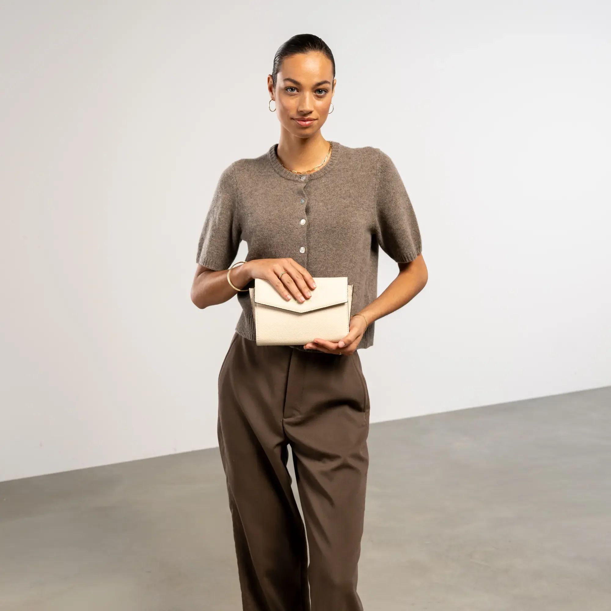 Isabel Bernard Honoré Lina Beige Clutch With Detachable Shoulder Chain IB21135-072 - Image 2