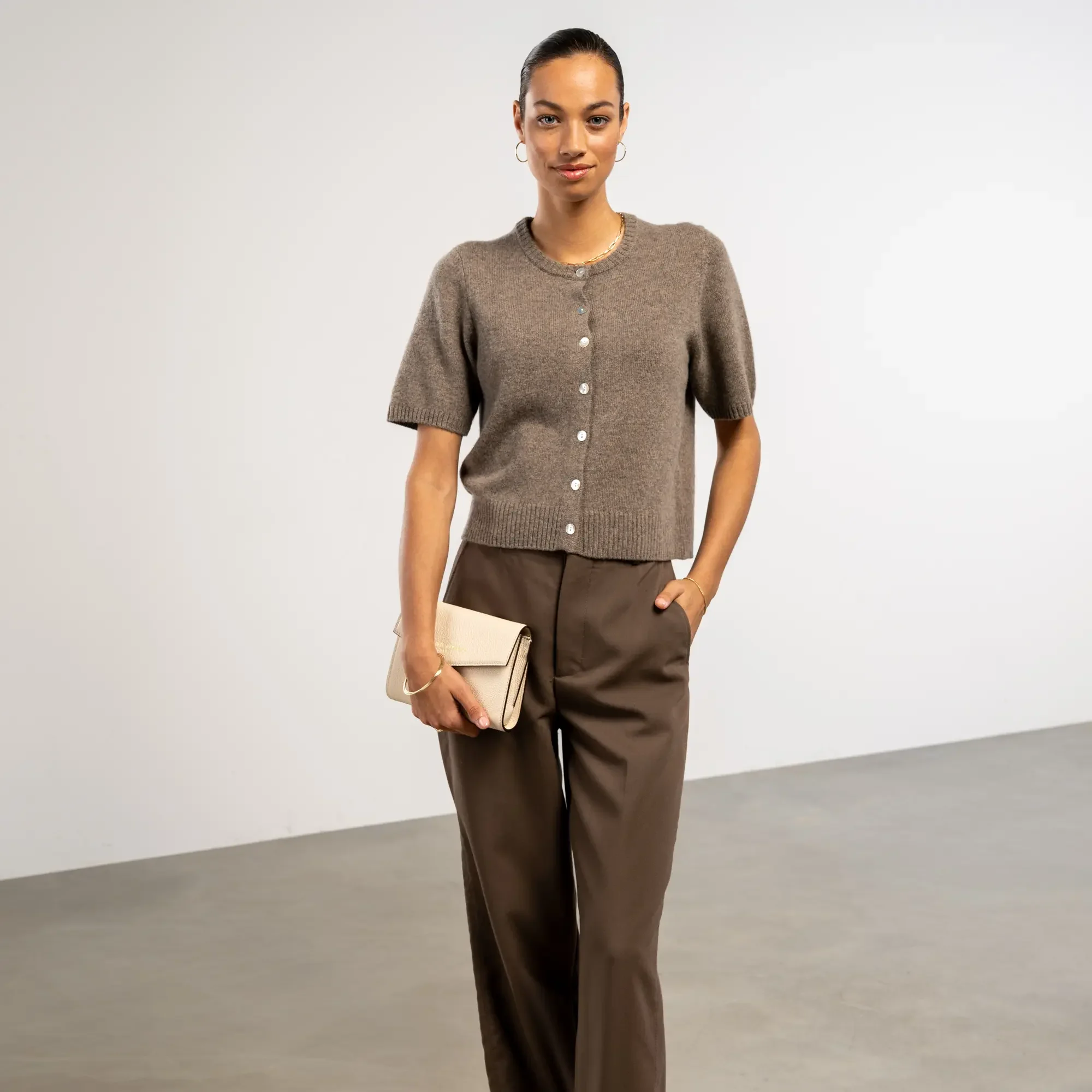 Isabel Bernard Honoré Lina Beige Clutch With Detachable Shoulder Chain IB21135-072 - Image 5