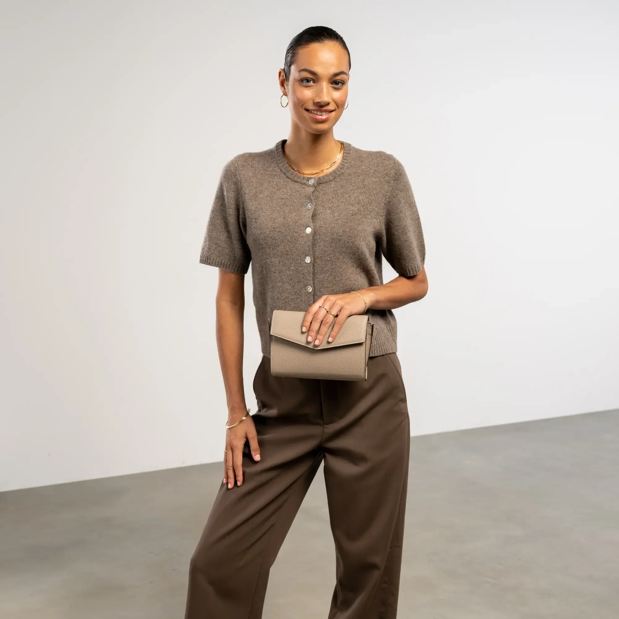 Isabel Bernard Honoré Lina Taupe Clutch With Detachable Shoulder Chain IB21135-078 - Image 2