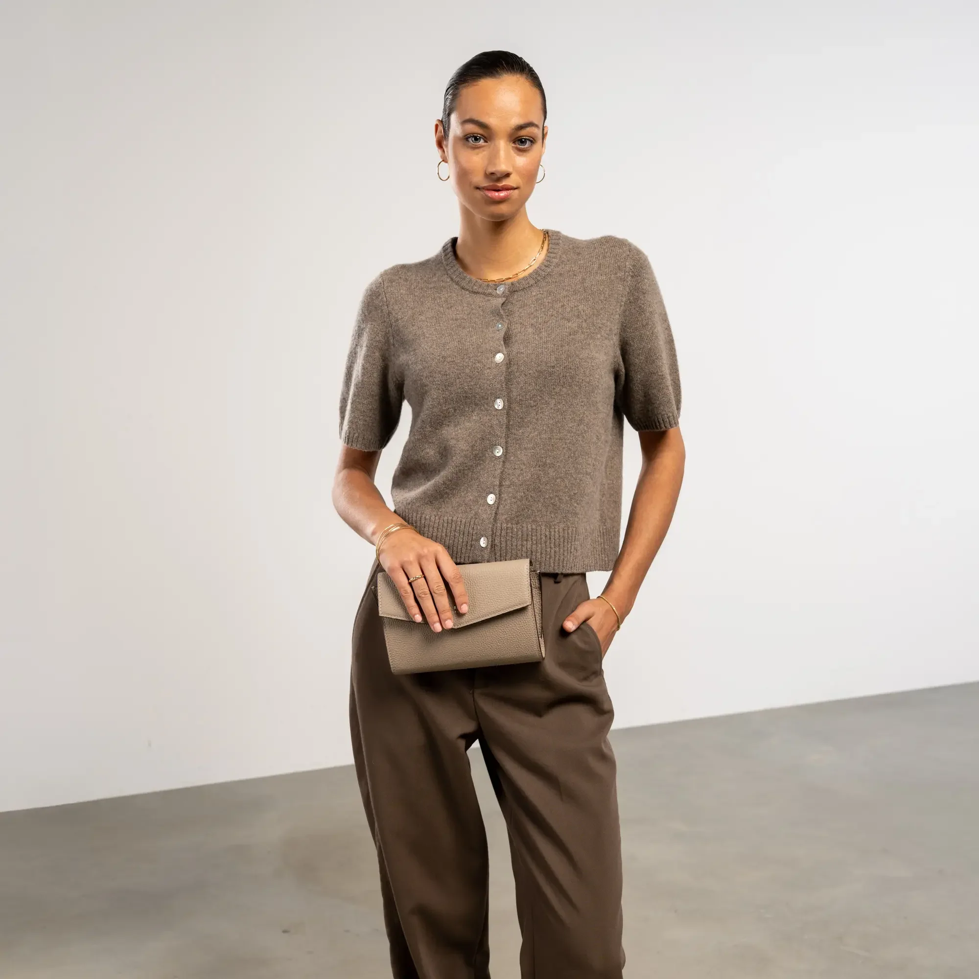 Isabel Bernard Honoré Lina Taupe Clutch With Detachable Shoulder Chain IB21135-078 - Image 5