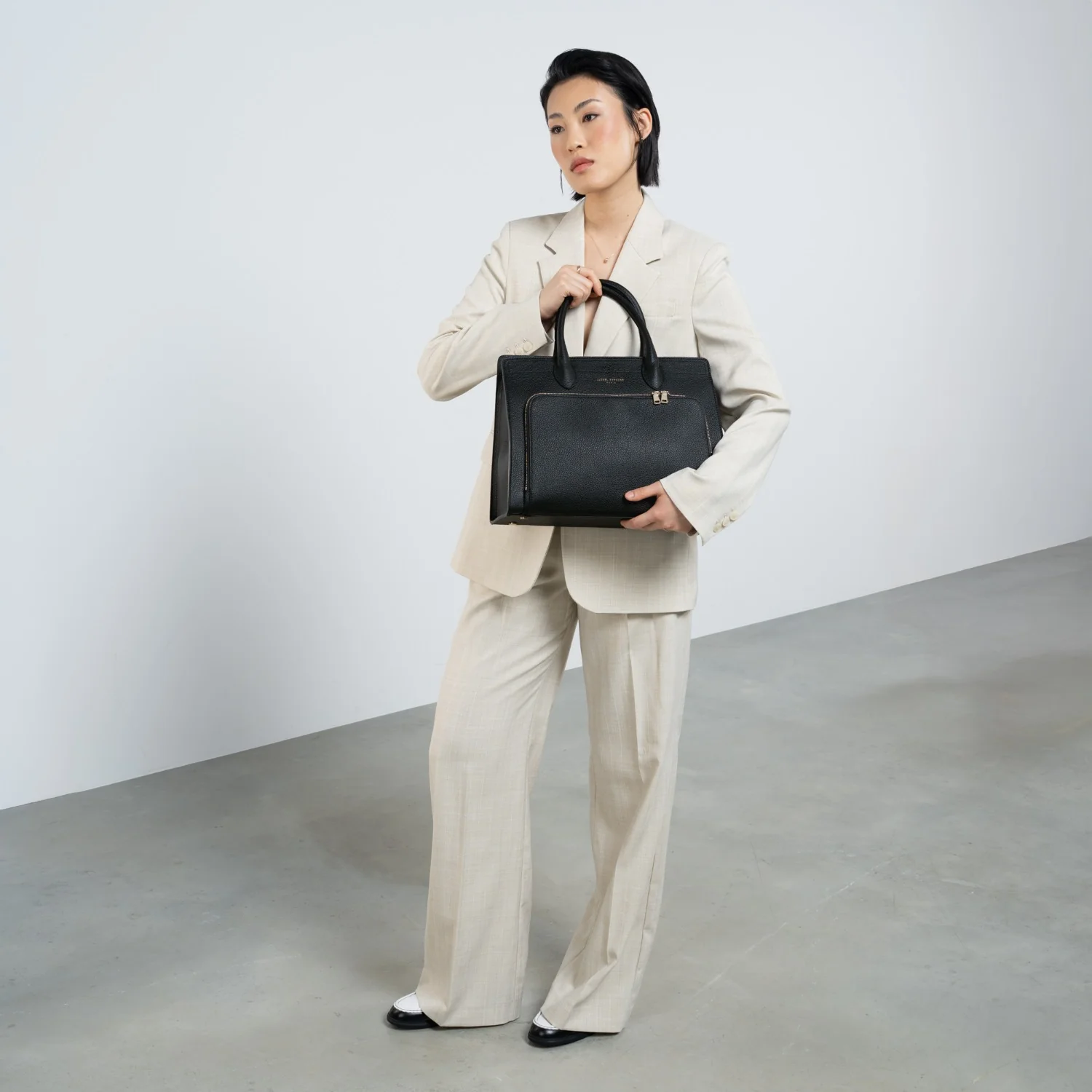 Isabel Bernard Honoré Nadine black calfskin leather handbag with 13 inch laptop compartment IB25110-001-13 - Image 3