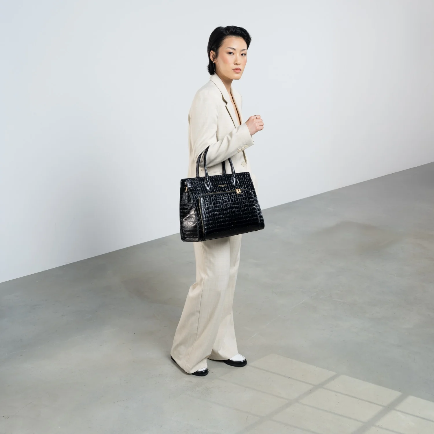 Isabel Bernard Honoré Nadine croco black calfskin leather handbag with 13 inch laptop compartment IB25110-201-13 - Image 4