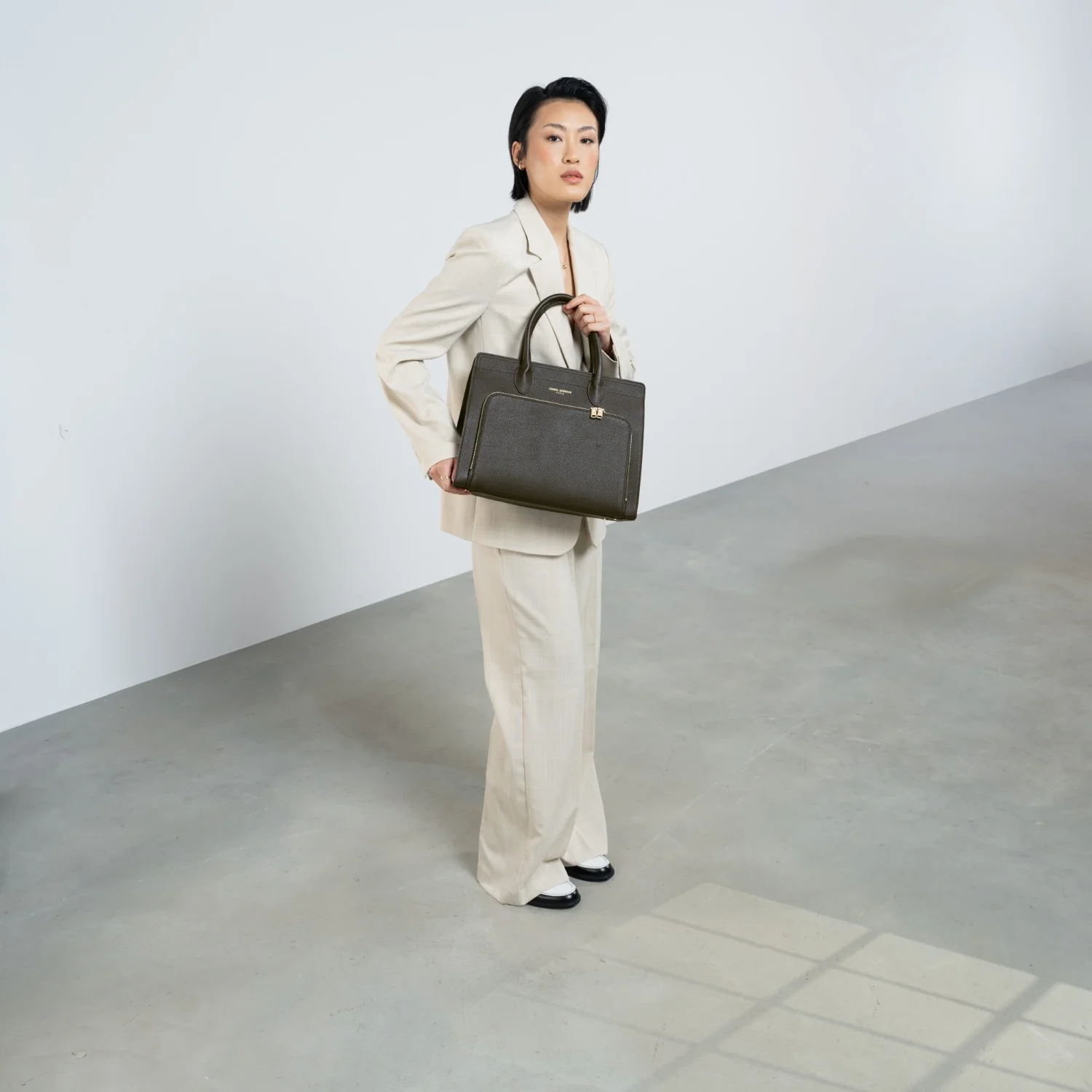 Isabel Bernard Honoré Nadine dark brown calfskin leather handbag with 13 inch laptop compartment IB25110-031-13 - Image 3