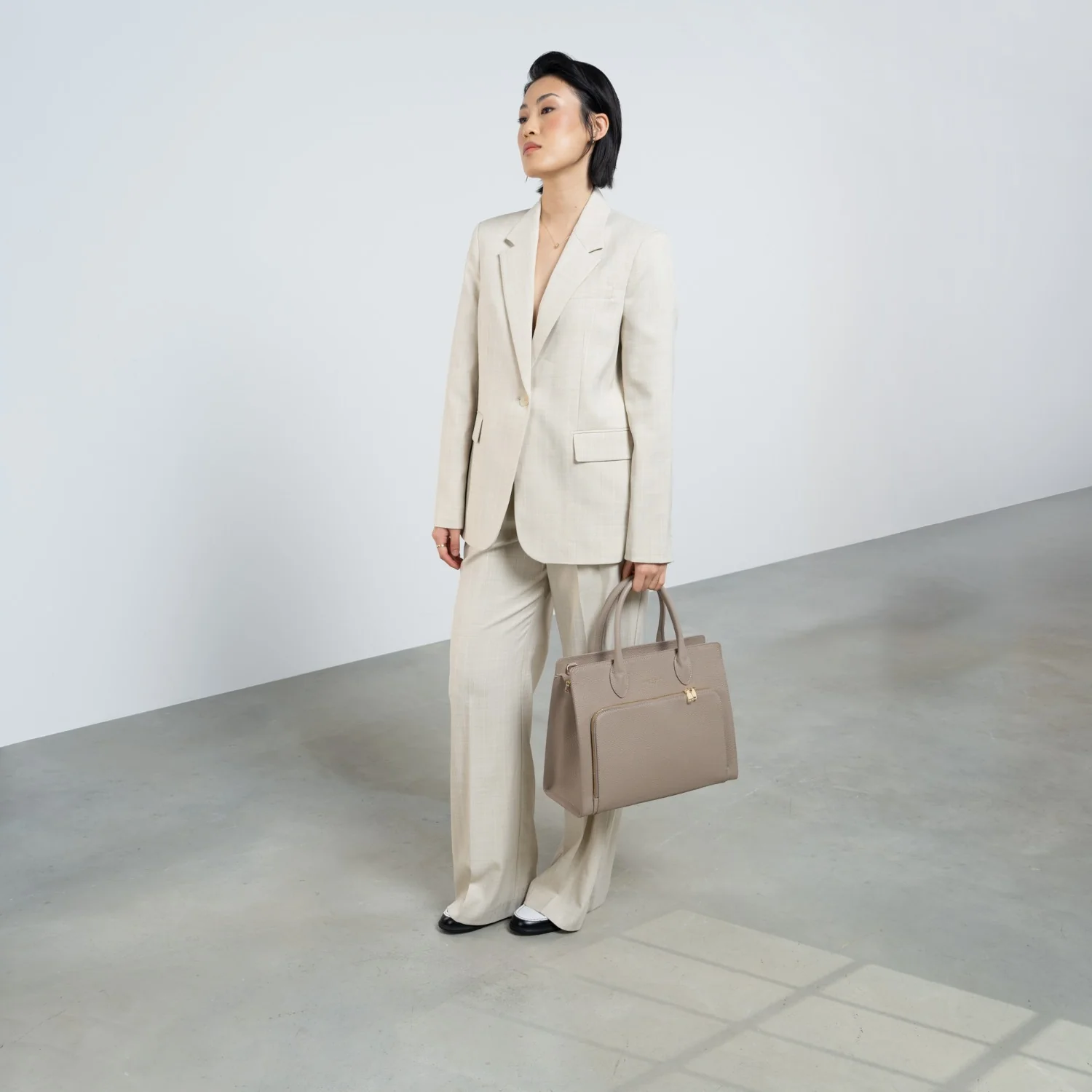 Isabel Bernard Honoré Nadine taupe calfskin leather handbag with 13 inch laptop compartment IB25110-078-13 - Image 4