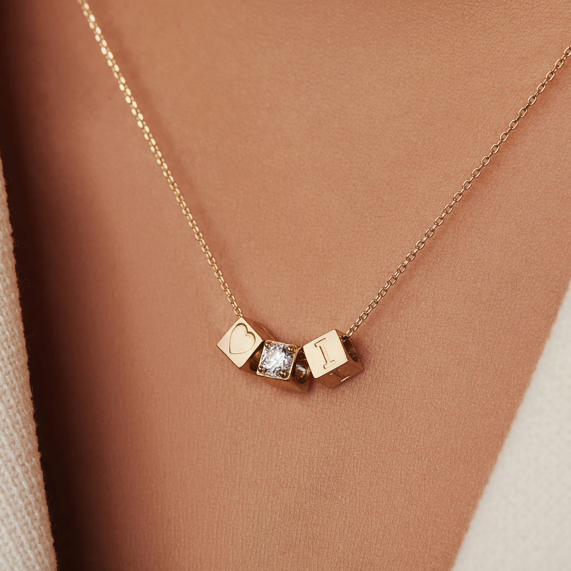 Isabel Bernard Le Carré 14 karaat gouden kubus inital ketting IB340043-A - Image 2