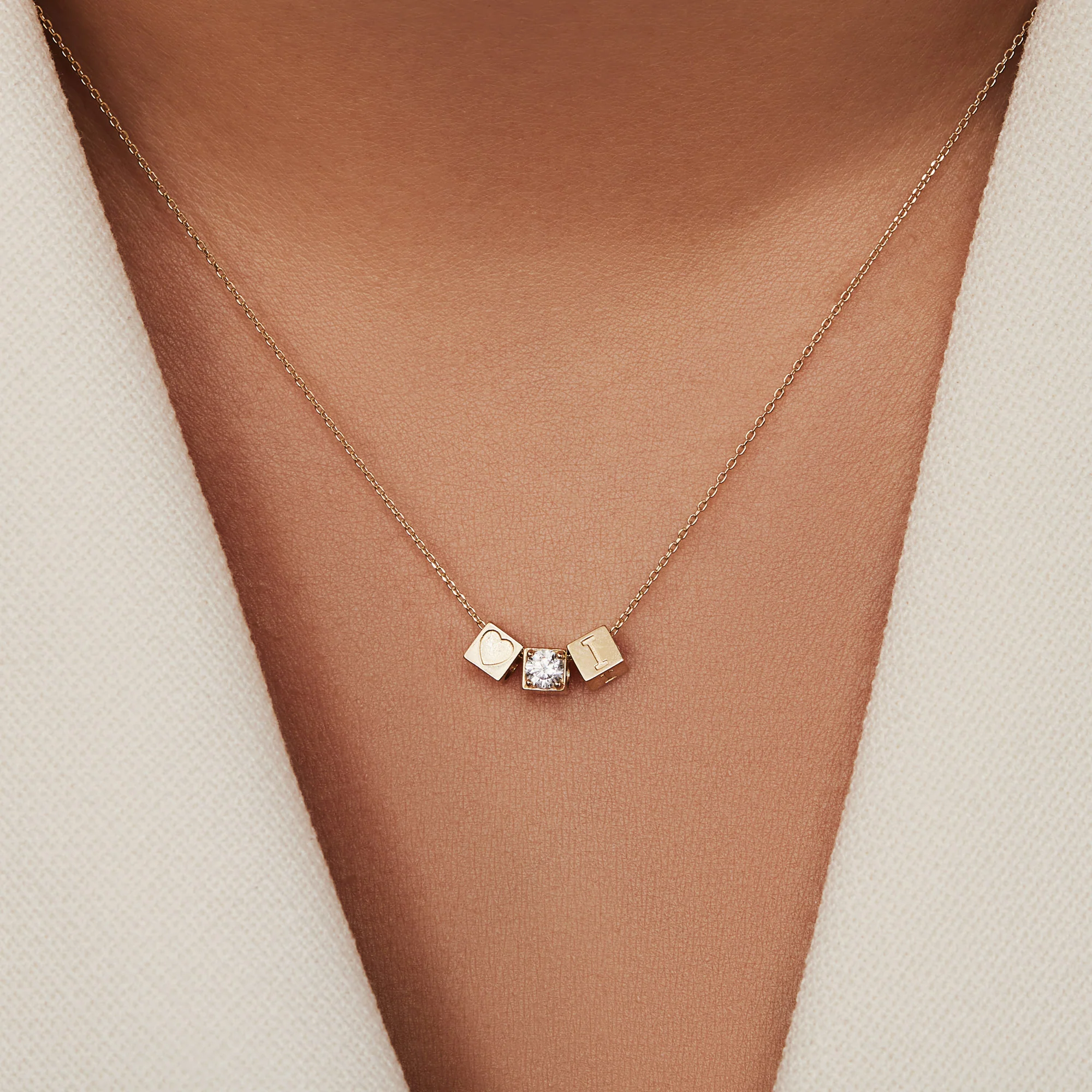 Isabel Bernard Le Carré 14 karaat gouden kubus inital ketting IB340043-A - Image 3