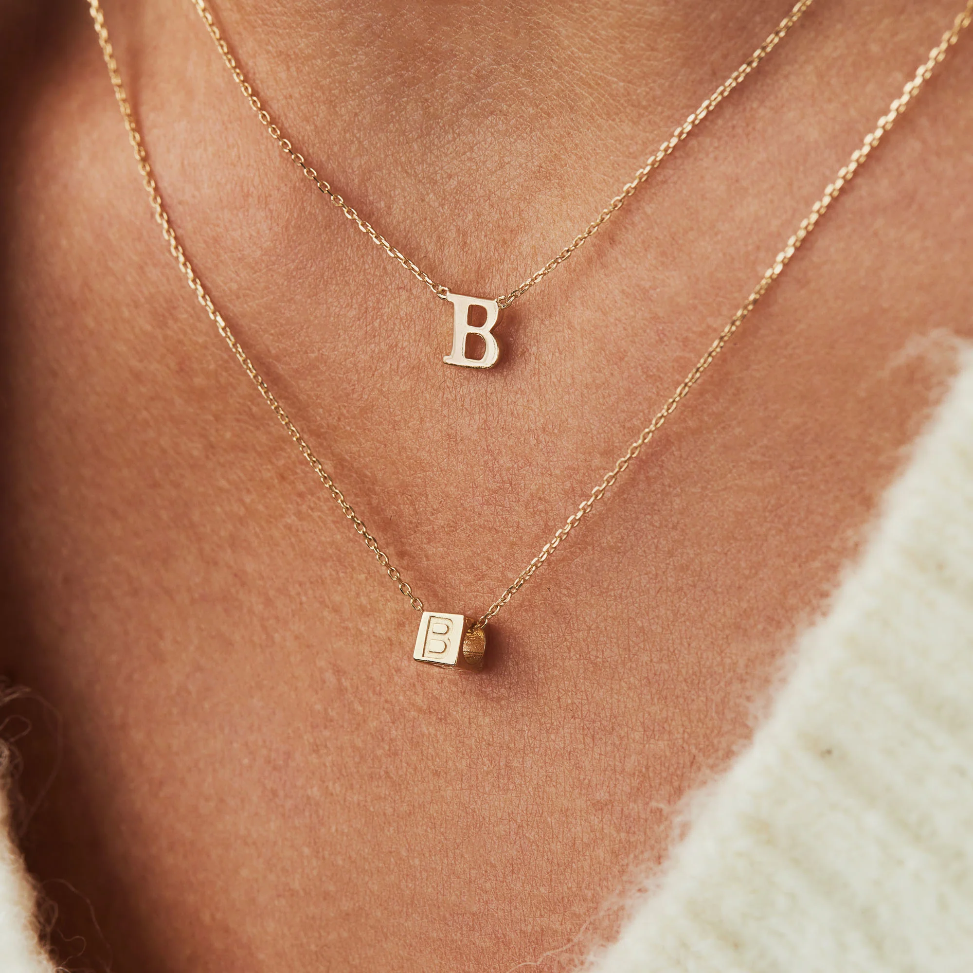 Isabel Bernard Le Carré 14 karaat gouden kubus inital ketting IB340043-A - Image 4