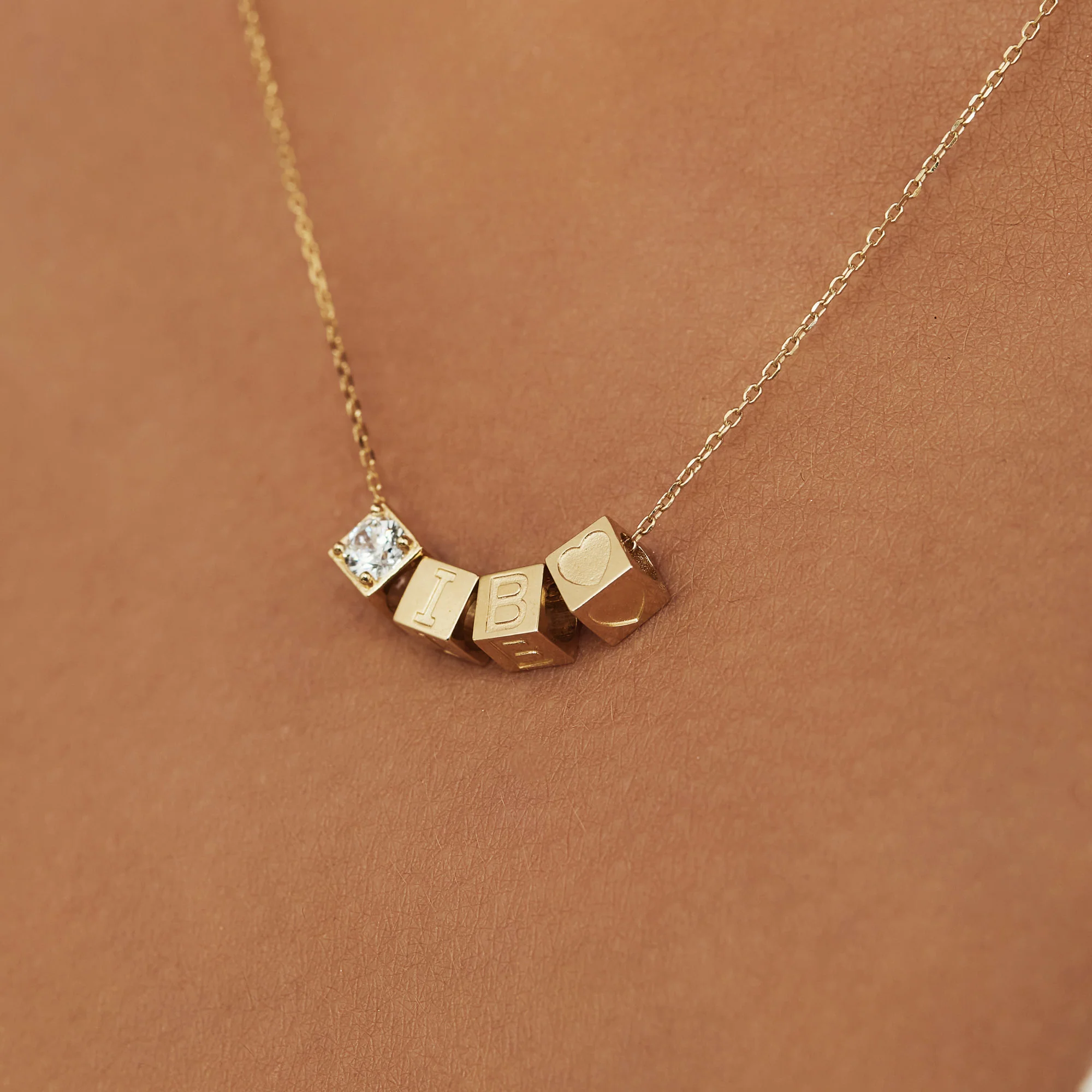 Isabel Bernard Le Carré 14 karaat gouden kubus inital ketting IB340043-A - Image 6