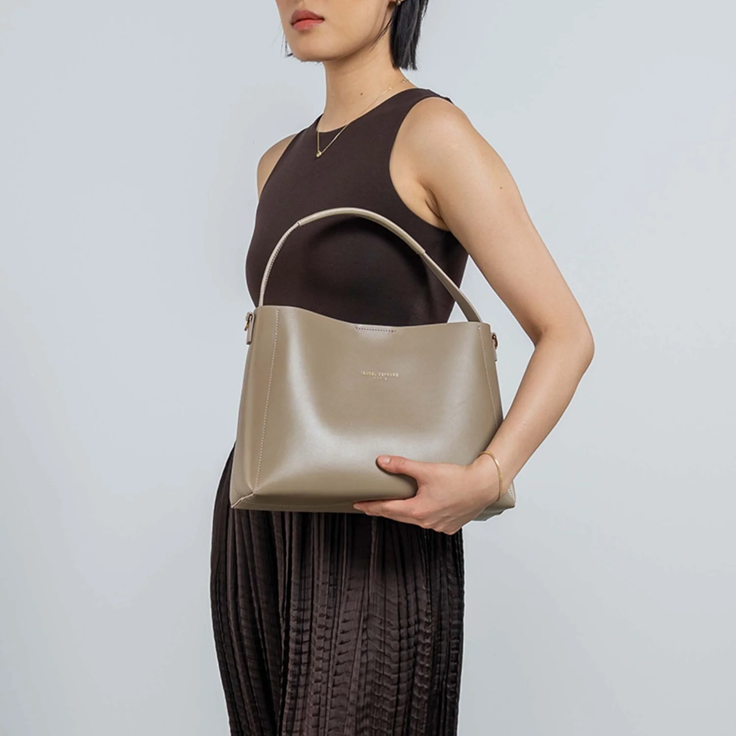 Isabel Bernard Montmartre Béatrice taupe vegetable tanned leather handbag IB25095-378 - Image 2