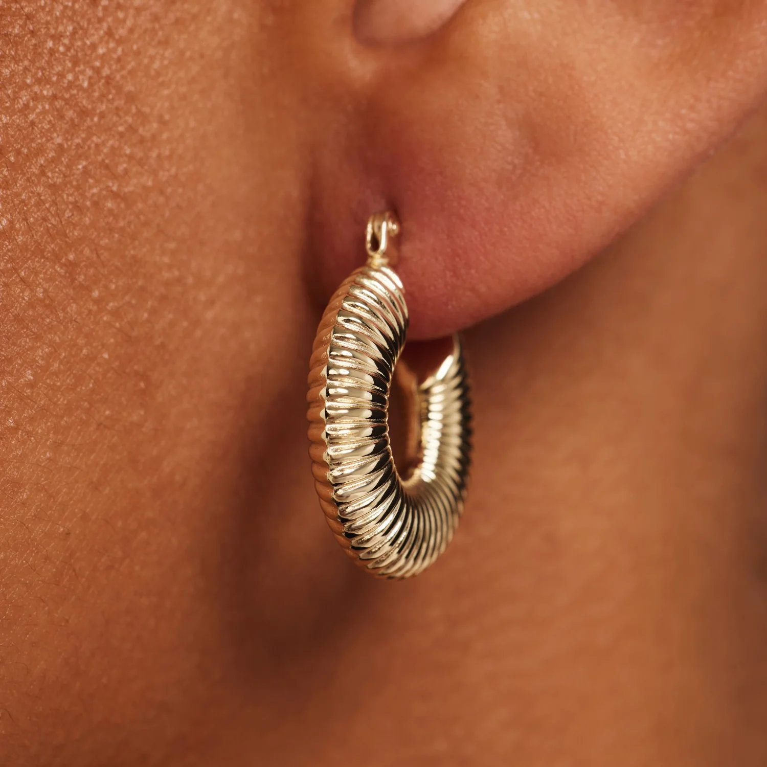Isabel Bernard Rivoli Melissa 14 karat gold hoop earrings IB360277 - Image 2
