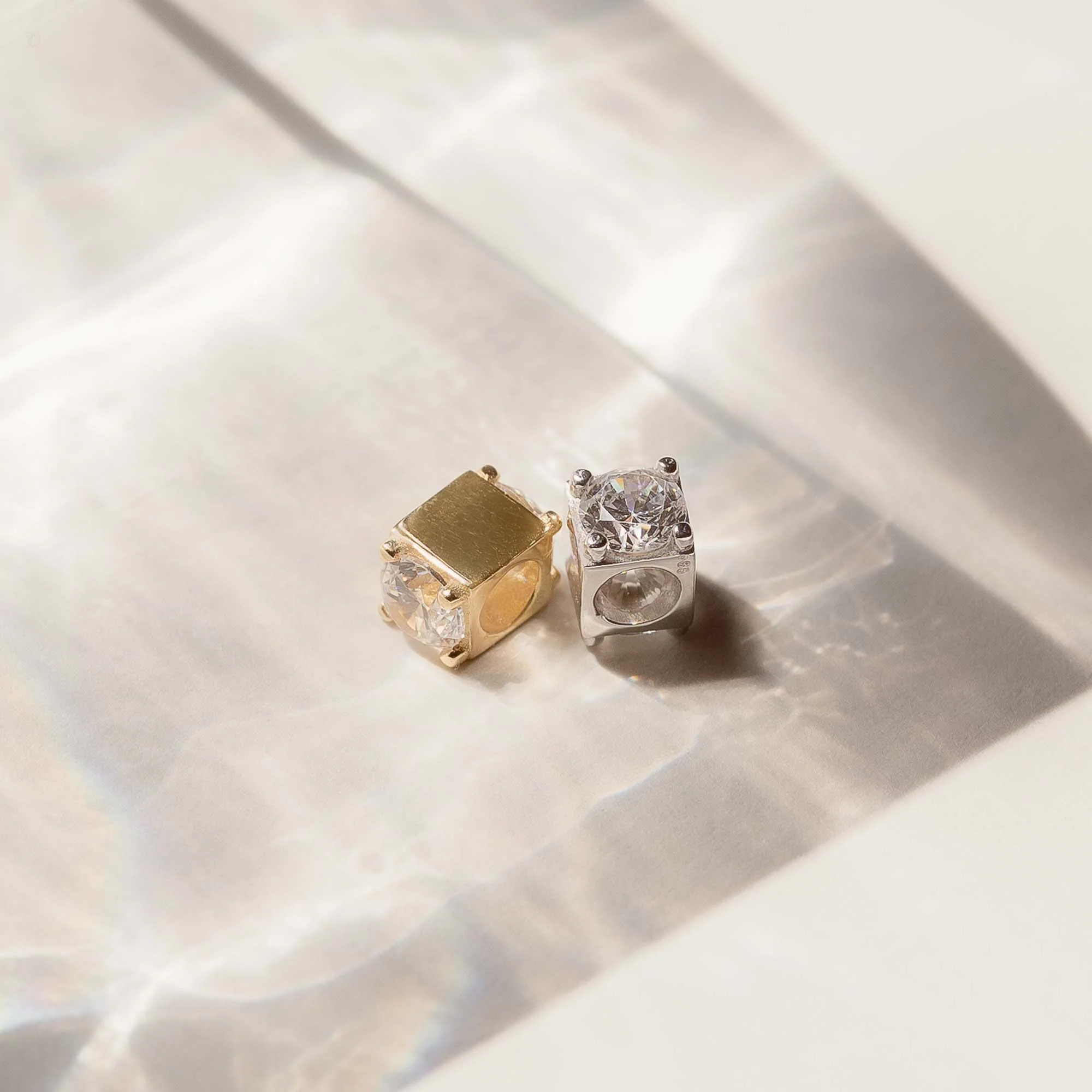 Isabel Bernard Saint Germain Felie 14 Carat Whitegold cube Charm IB350051 - Image 6