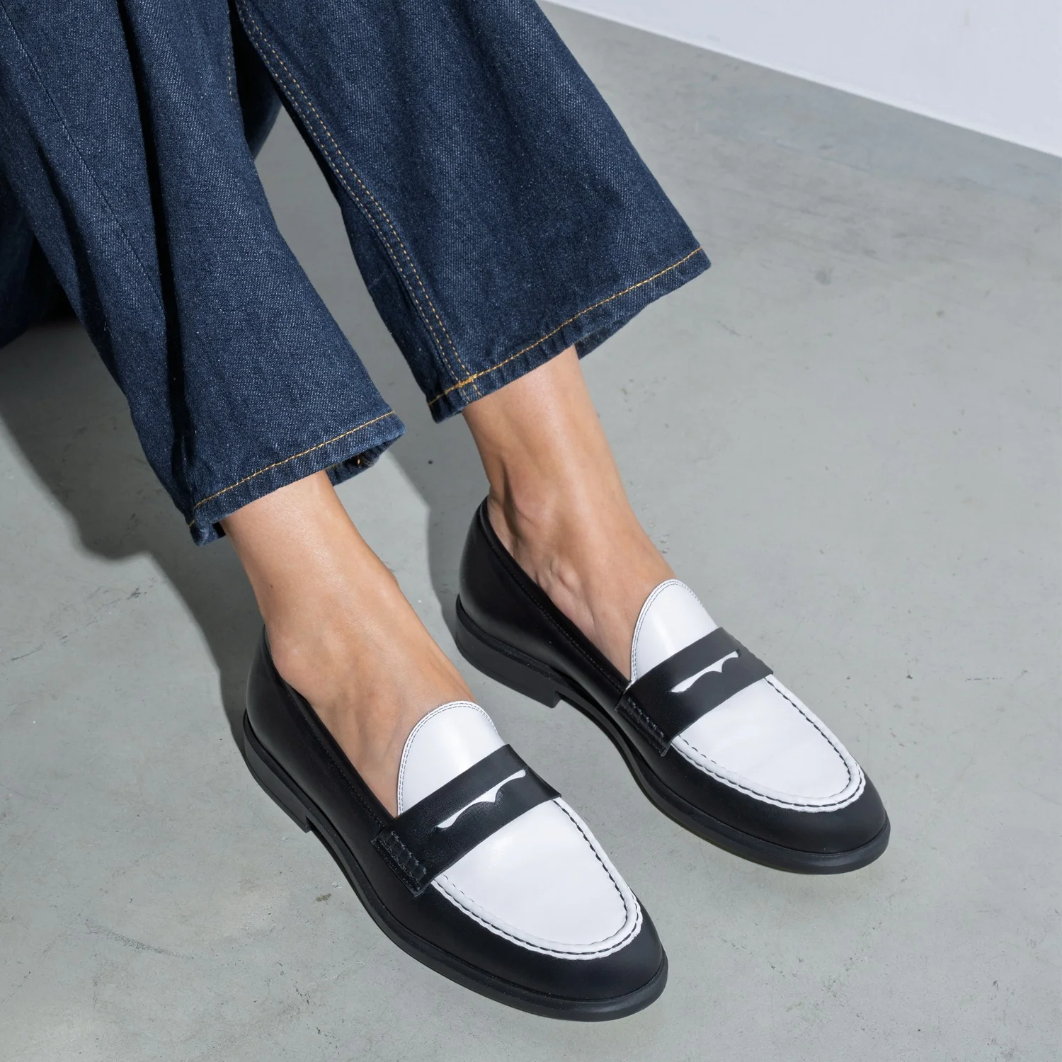 Vendôme Blandine Black and White Calfskin Leather Loafers IB51015-10176-37 - Image 2