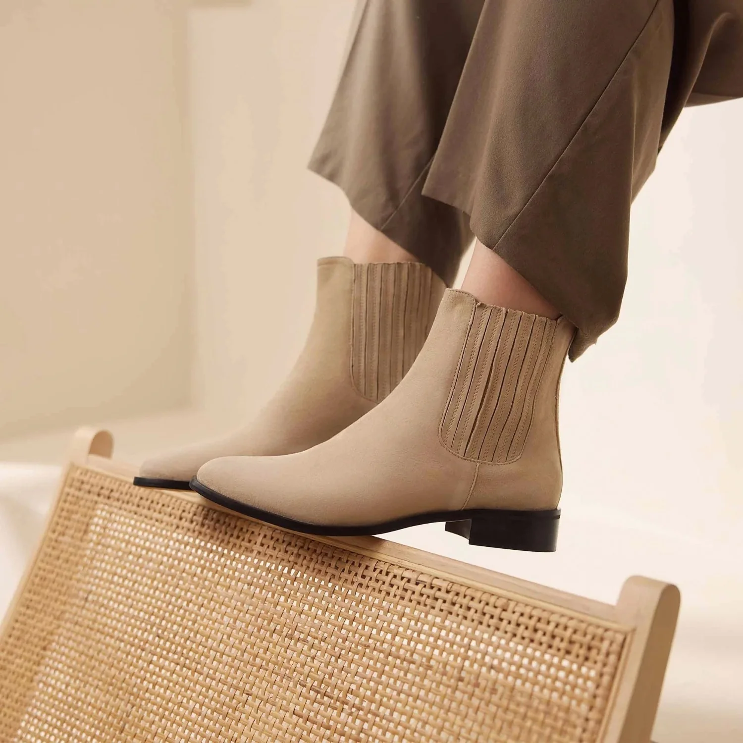 Isabel Bernard Vendôme Chey Beige Suède Chelsea Boots IB53000SS-174-37 - Image 2