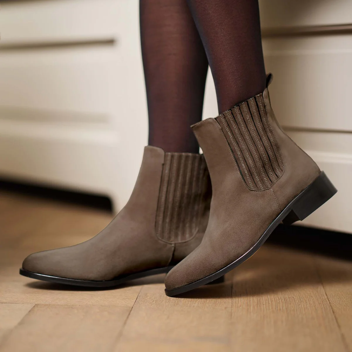 Isabel Bernard Vendôme Chey Taupe Suede Chelsea Boots IB53000SS-178-36 - Image 2