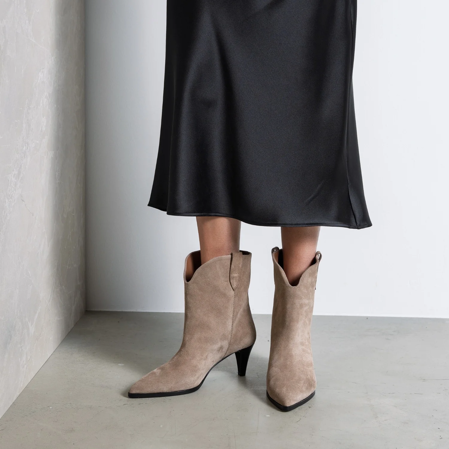 Isabel Bernard Vendôme Louane Taupe Suede Boots IB53009-178-40 - Image 2