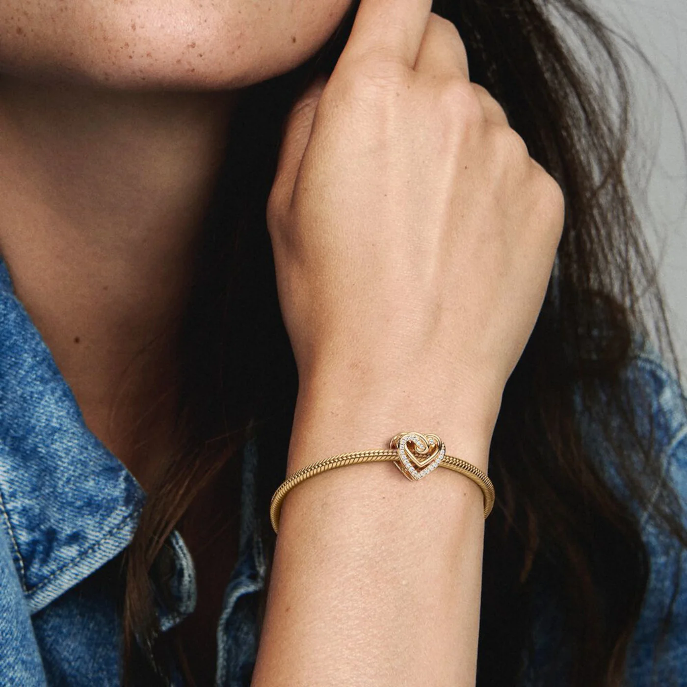 Pandora Moments Gold-coloured Entwined Hearts Charm with 14 Carat Gold Plating 769270C01 - Image 3