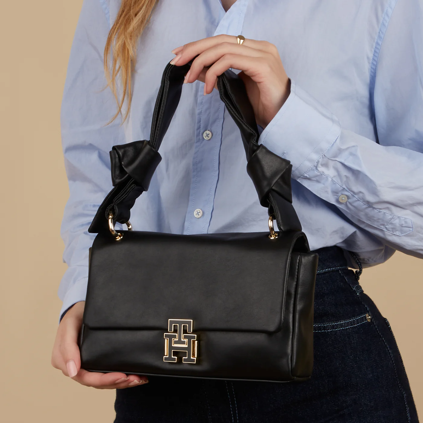 Tommy Hilfiger Pushlock Black Shoulder Bag AW0AW15685BDS - Image 3