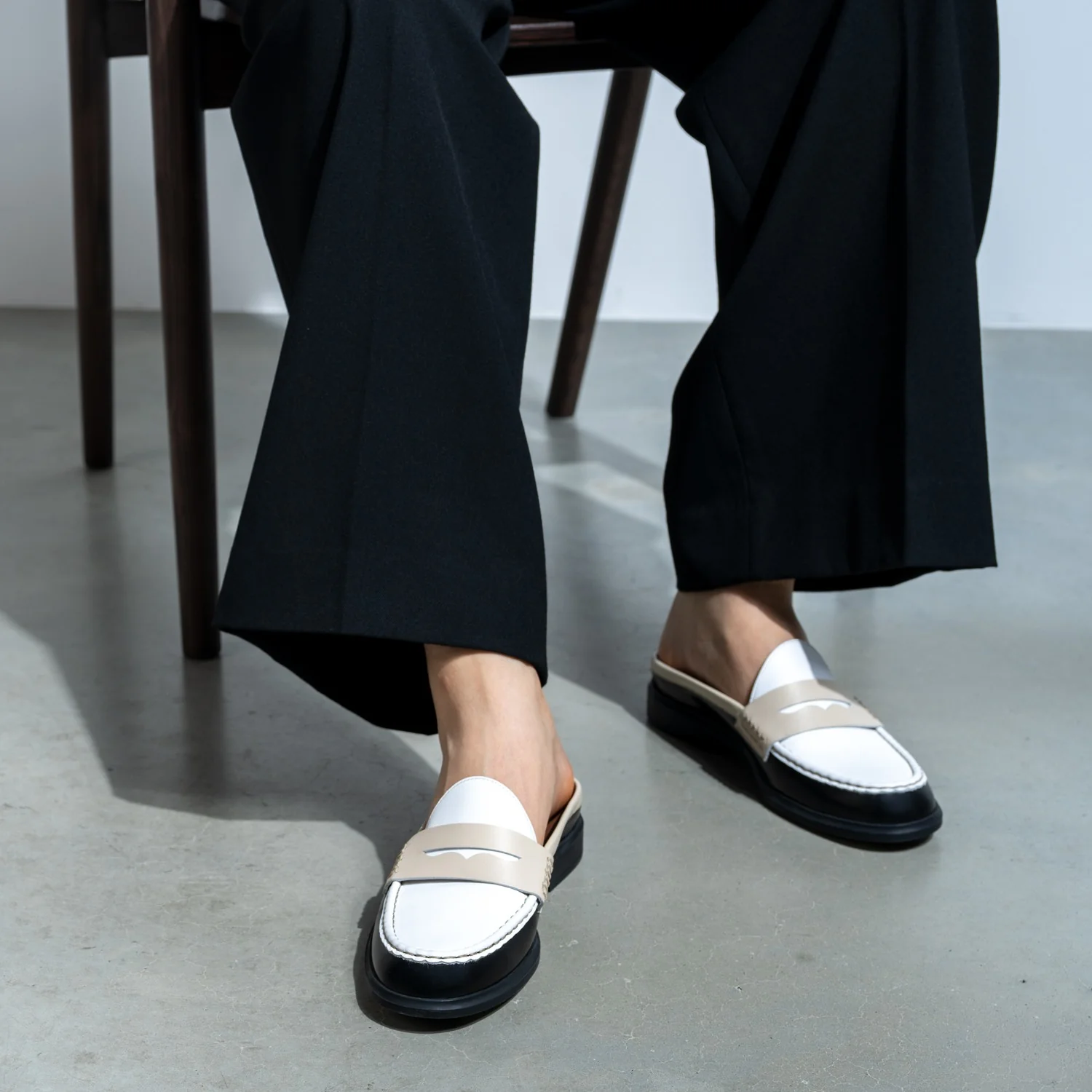 Vendôme Blandine Black And White Calfskin Leather Mules With White Details IB51016-10170-35 - Image 2