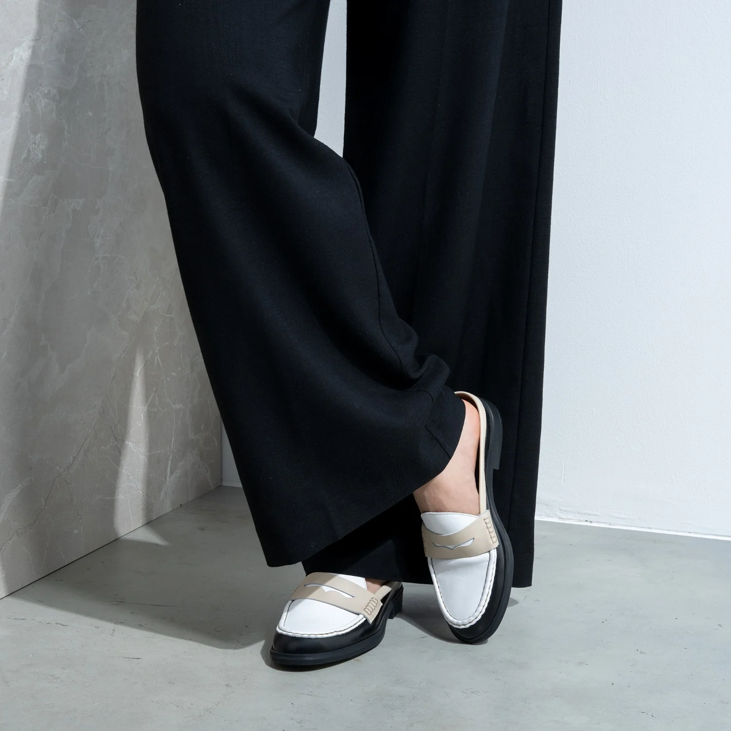 Vendôme Blandine Black And White Calfskin Leather Mules With White Details IB51016-10170-35 - Image 3