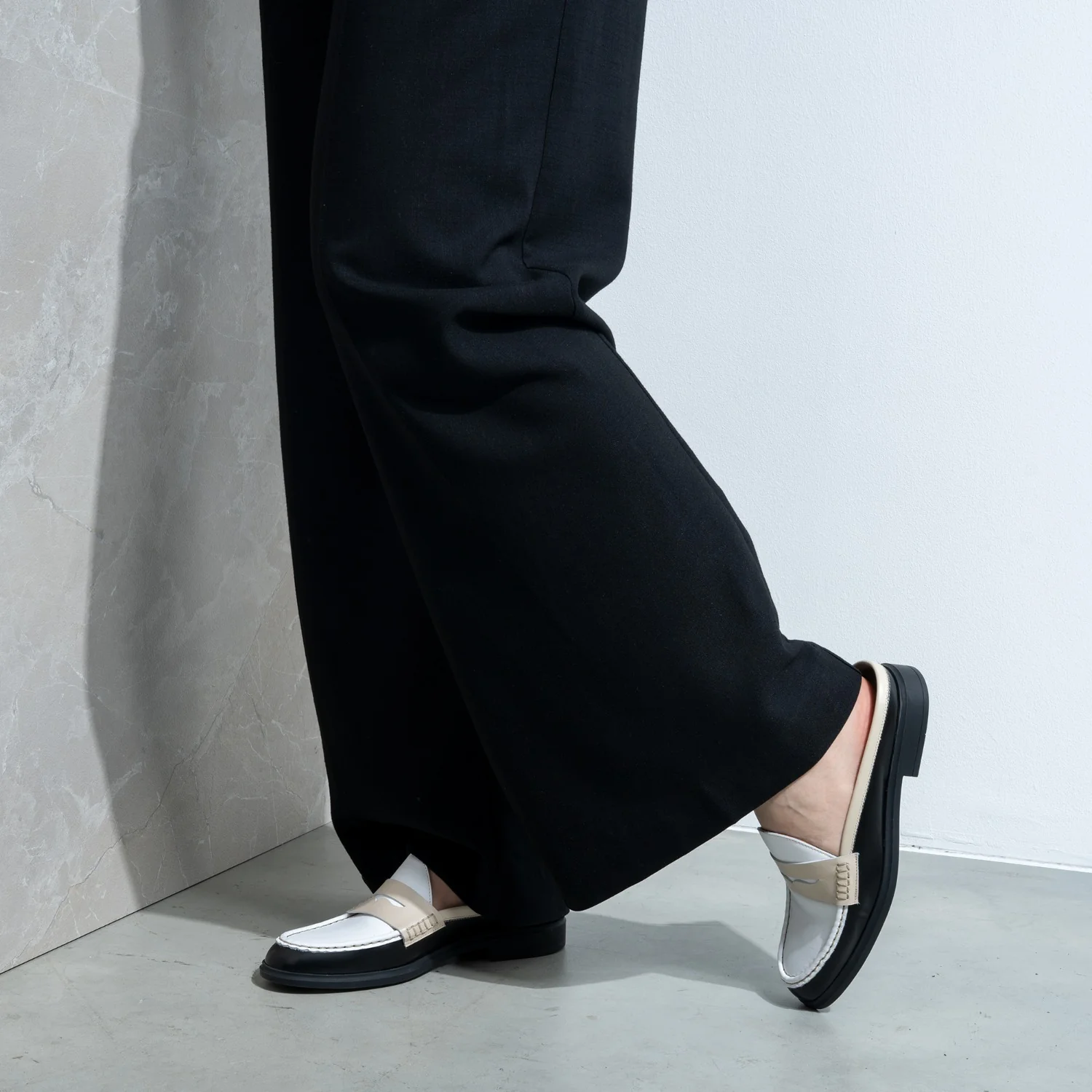 Vendôme Blandine Black And White Calfskin Leather Mules With White Details IB51016-10170-35 - Image 4